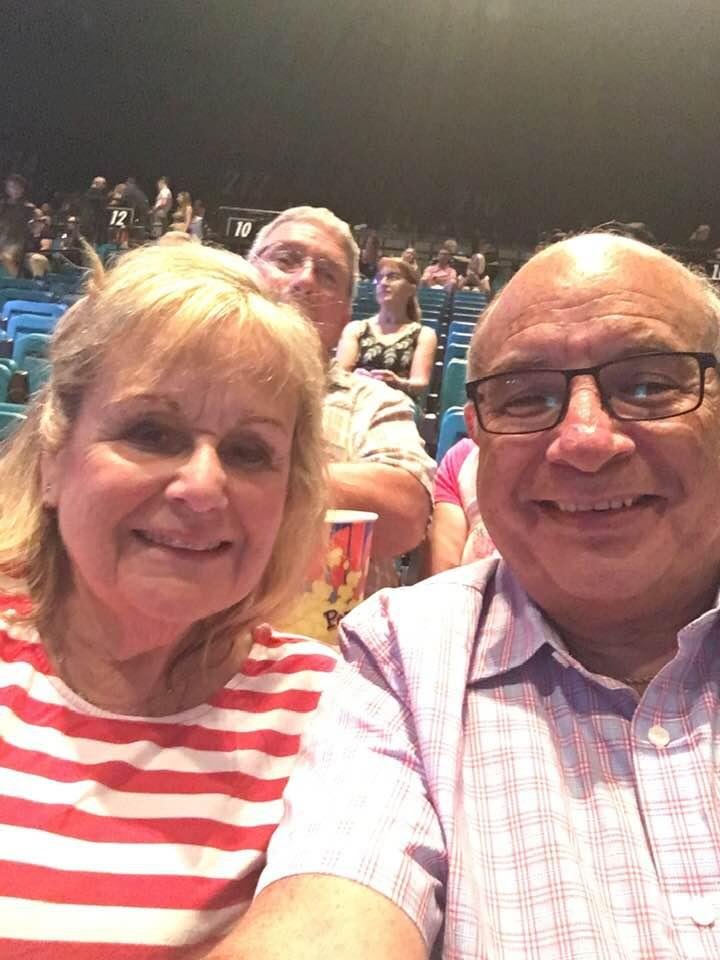 Another night of music and dance. Tonight in person Hugh Jackman! Good seats. Opening act is Jenna Lee-James and she sings. PS look, I’m a blond! 😂😂😂💋