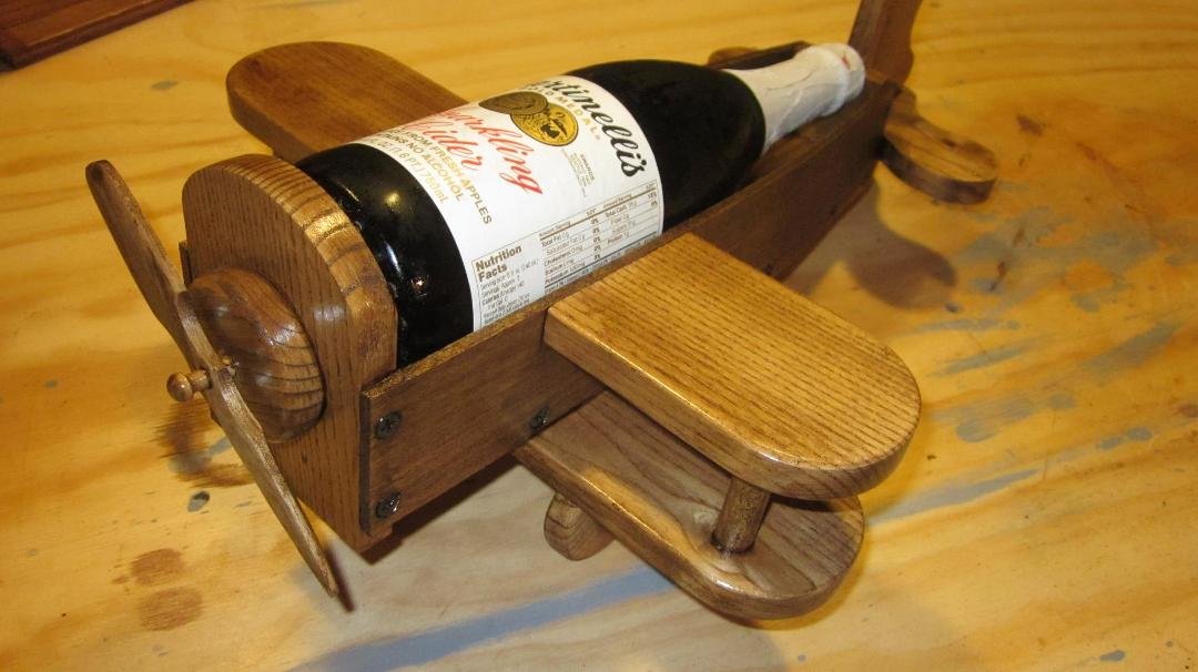 Bi-plane wine bottle holder
