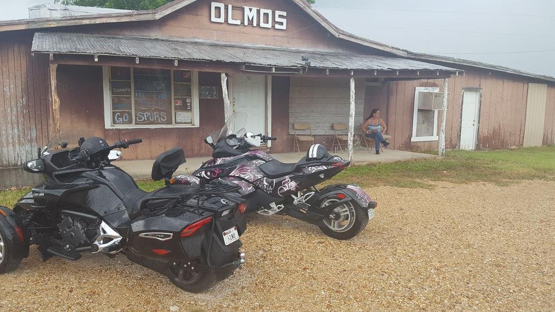 At olmos bar (closed) taking a break while the rain showers pass. But hey,. It's cooler !