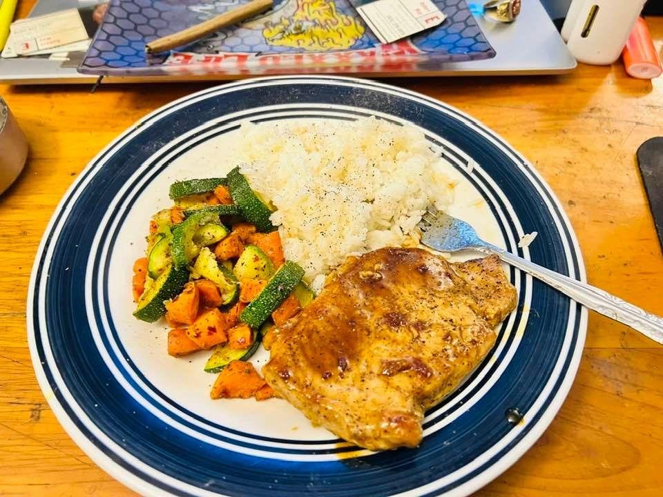 Apricot jellied glazed pork chop and jasmine rice with carrot and zucchini veggies.
#eathealthy