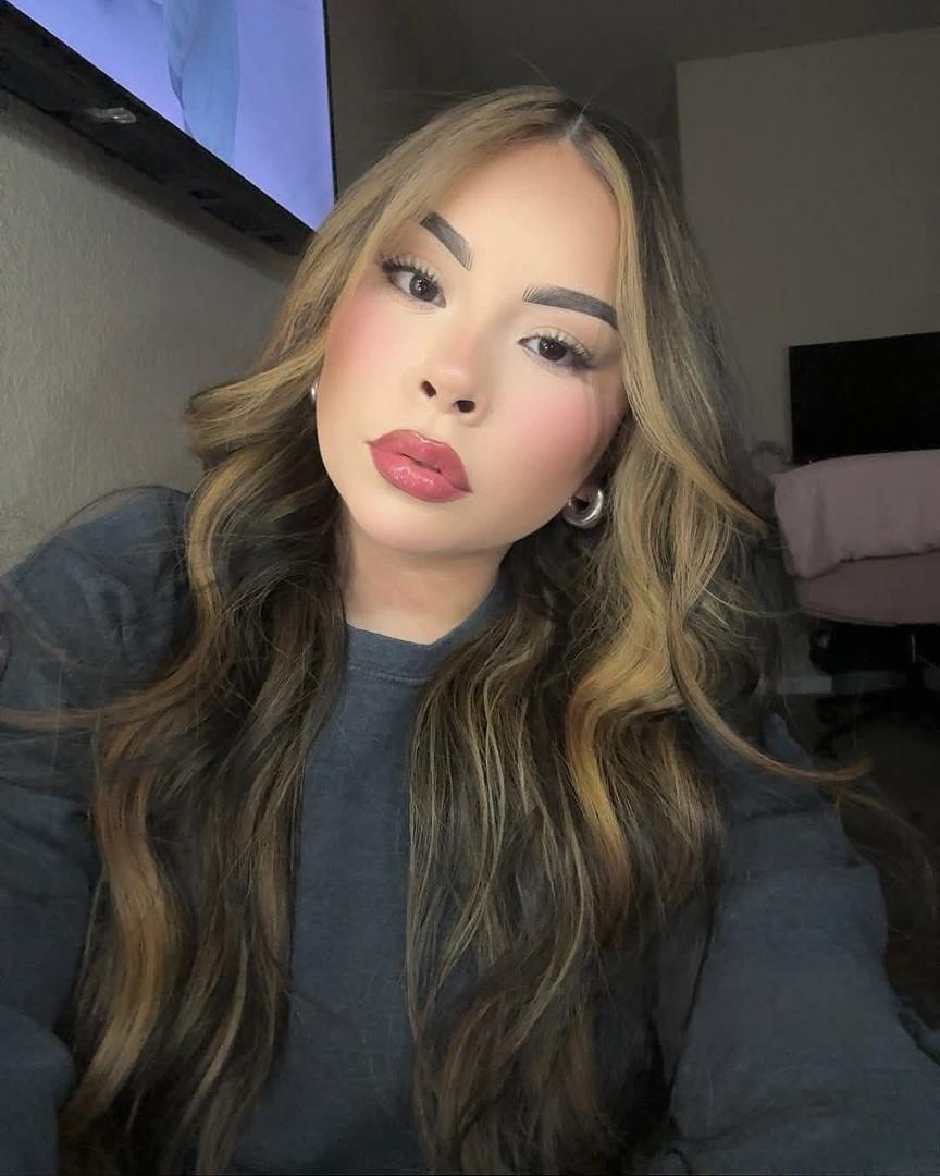 Hi, My Beautiful Princessa! I'm proud of you in so many ways. You're Amazing, don't ever forget that! HAPPY BIRTHDAY, Dezrenai! I LOVE you, more than you'll ever know! 🎂