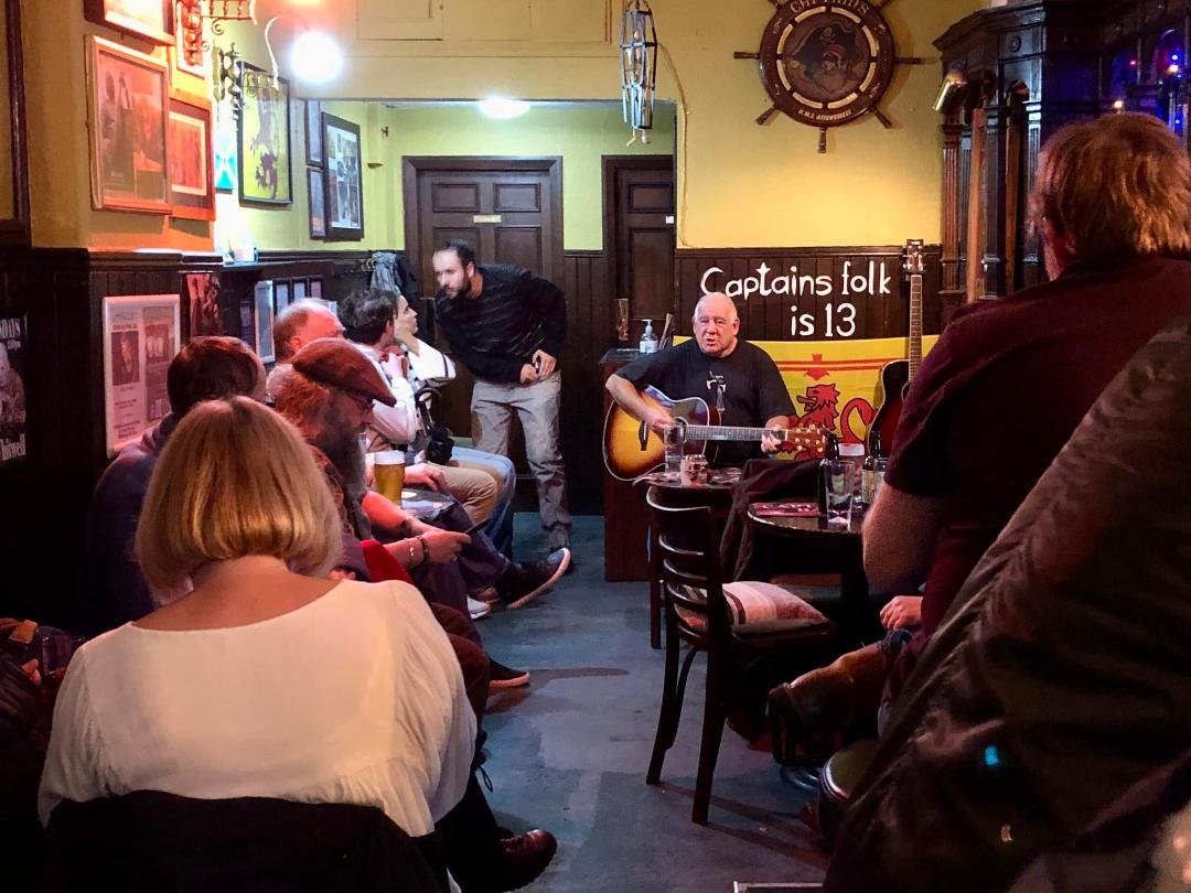 In Edinburgh we visited several pubs with folk music. The Captain’s Bar was our favorite.