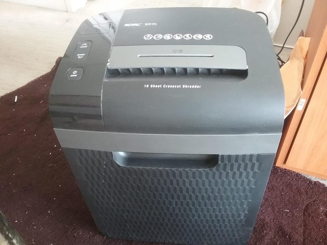 16 sheet crosscut shredder in good working condition.