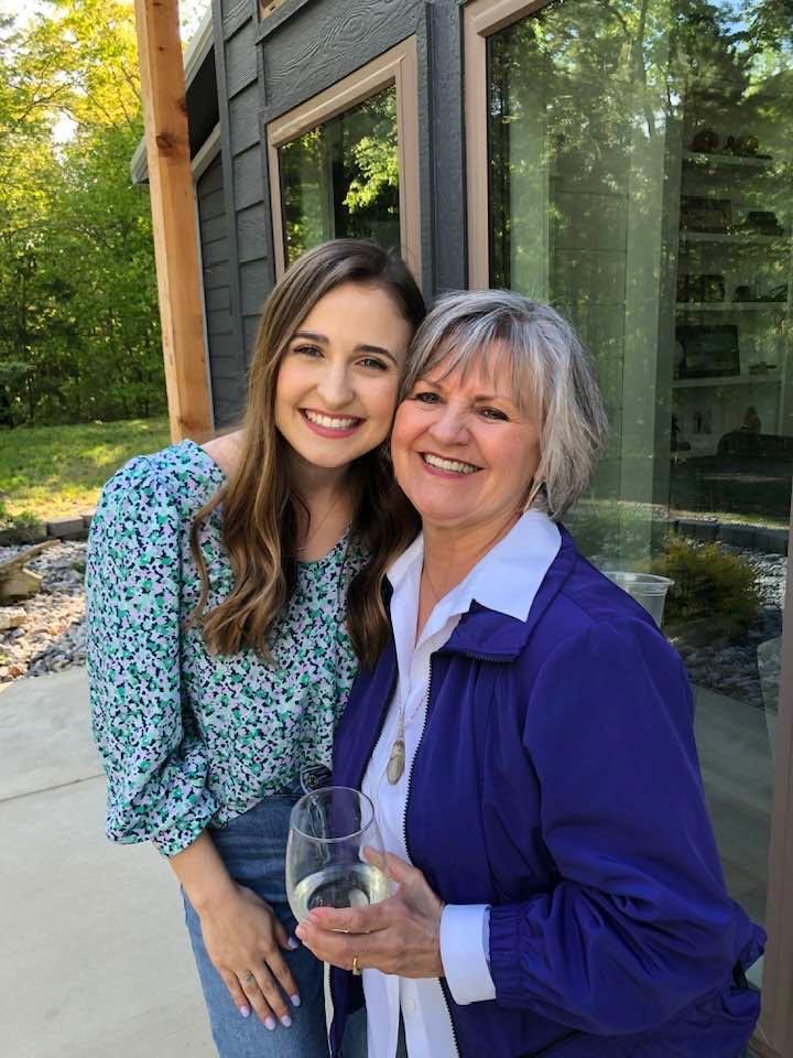 … a “four year memory” pops up today
… a pretty niece and aunt
… Katie and Janis haven’t changed a bit 👍