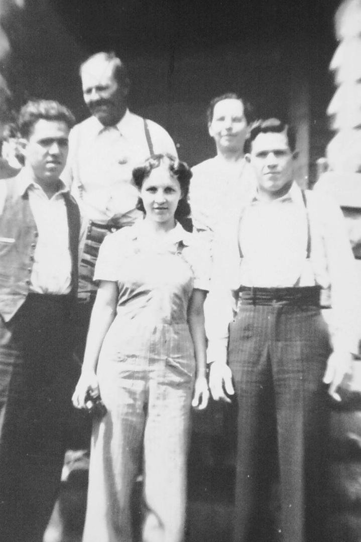 The Neal Family-Lincoln, NE
Back: John & Inez
Front: Milford (1916) Fern(1920) Lloyd(1918)