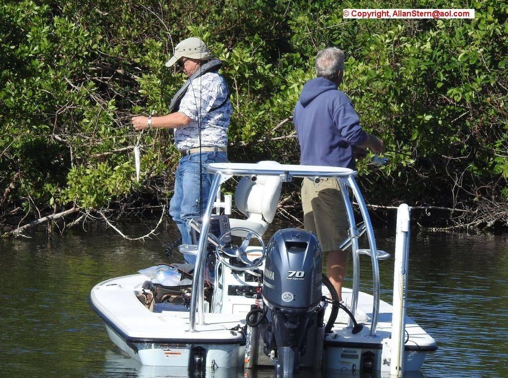 Fishin' the mangroves along the Grand Canal.
(Satellite Beach FL, 20 Nov 2017)