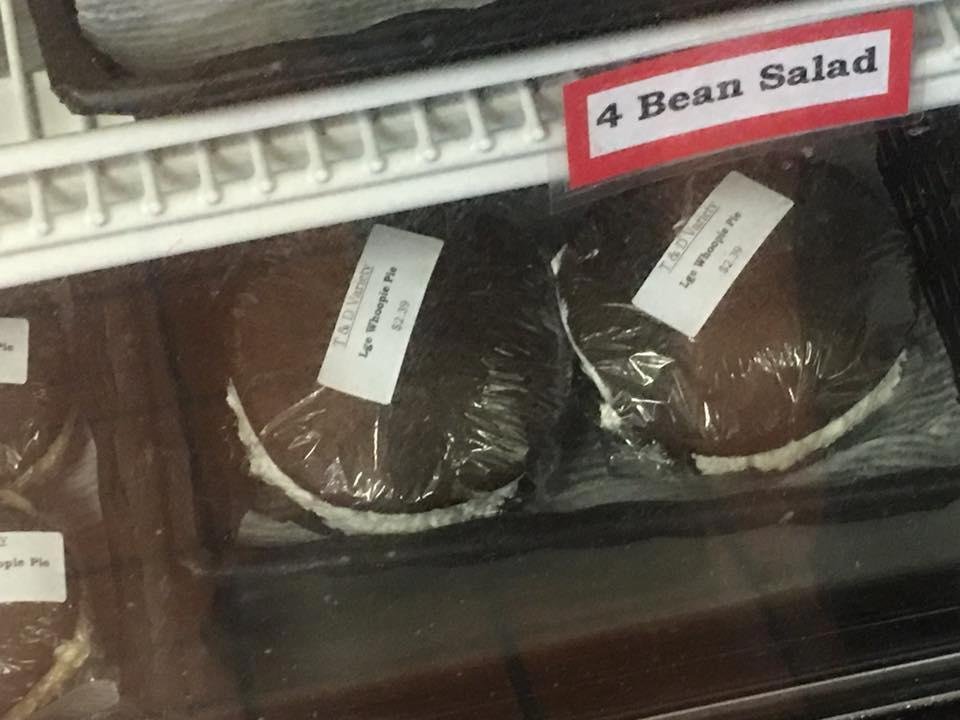 This is a whoopie pie. And no, it's nothing like a moon pie. ;)) #knowyourwhoopies #mainetimeagain