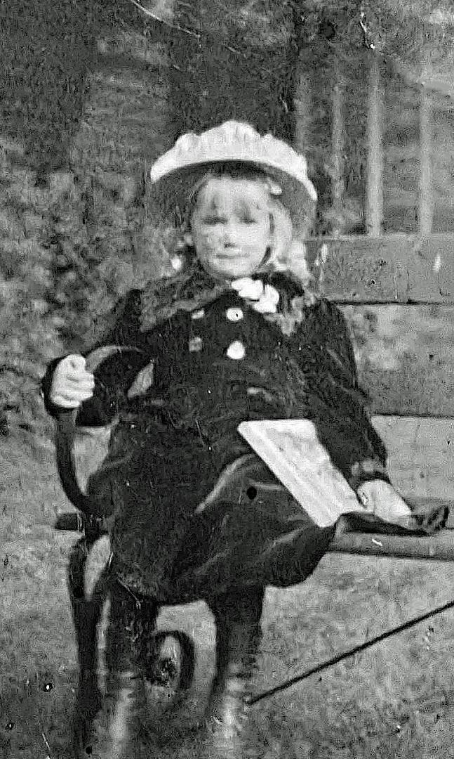 122 years ago, my dad's mom, Winifred Mary Hodsdon was born on November 21, 1903, in Liverpool, Lancashire, England.
In 1908, She left England, travelling with her Grandparents, John and Jane Hodsdon to Ellis Island, New Y