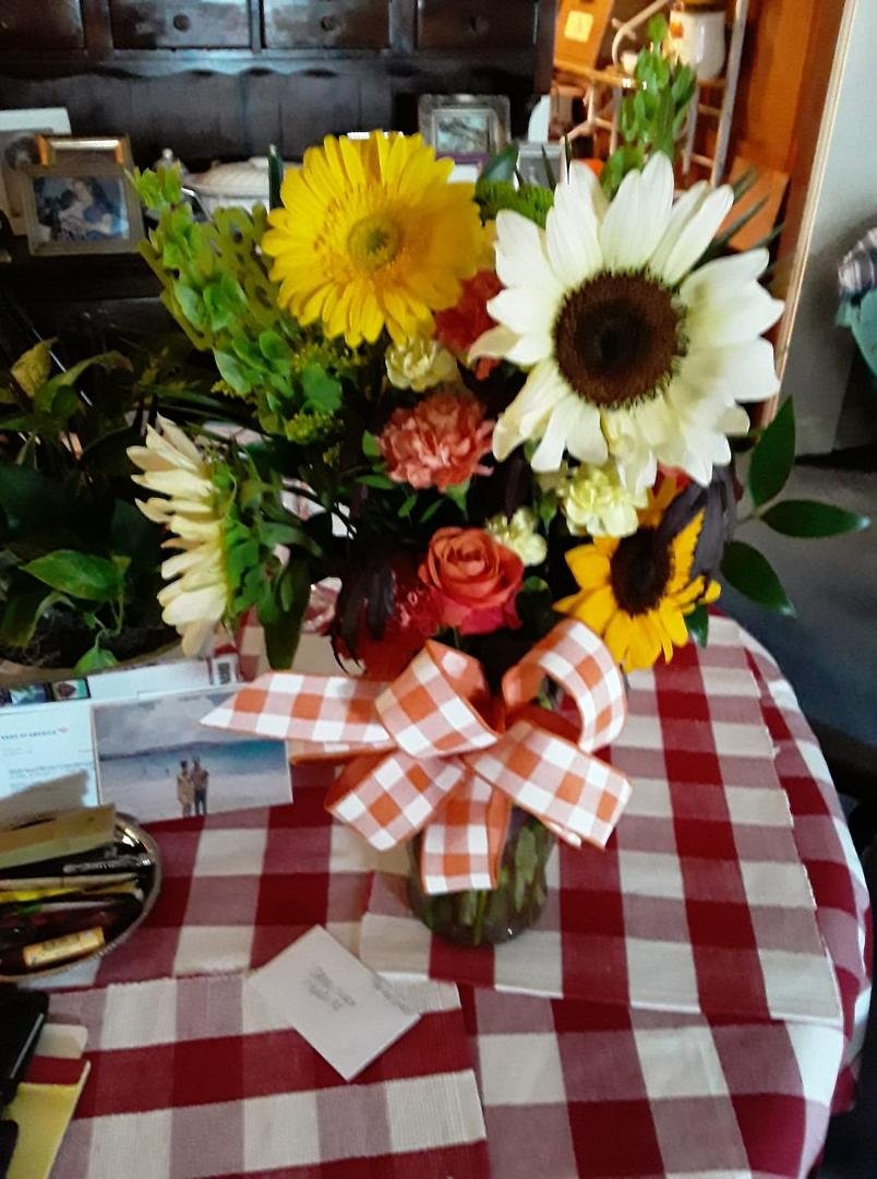 Beautiful flowers that I got from Judy.🥰🥰