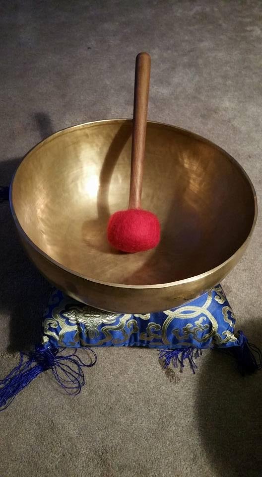 Had a great Christmas this year. Everybody got good things, good time with family. I was fortunate to receive this Tibetan singing bowl as a present. Always wanted one of these.