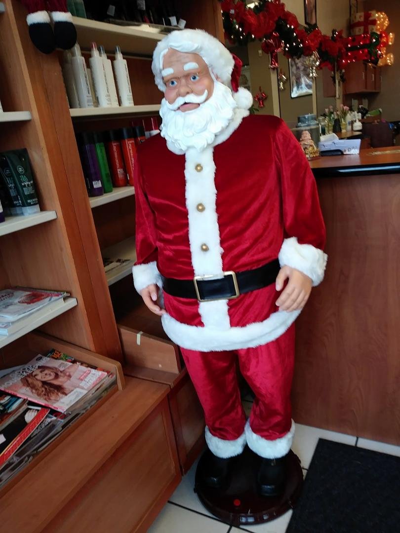 Look who is visiting Best Hair Cuts in maz its Santa Claus ❤☺