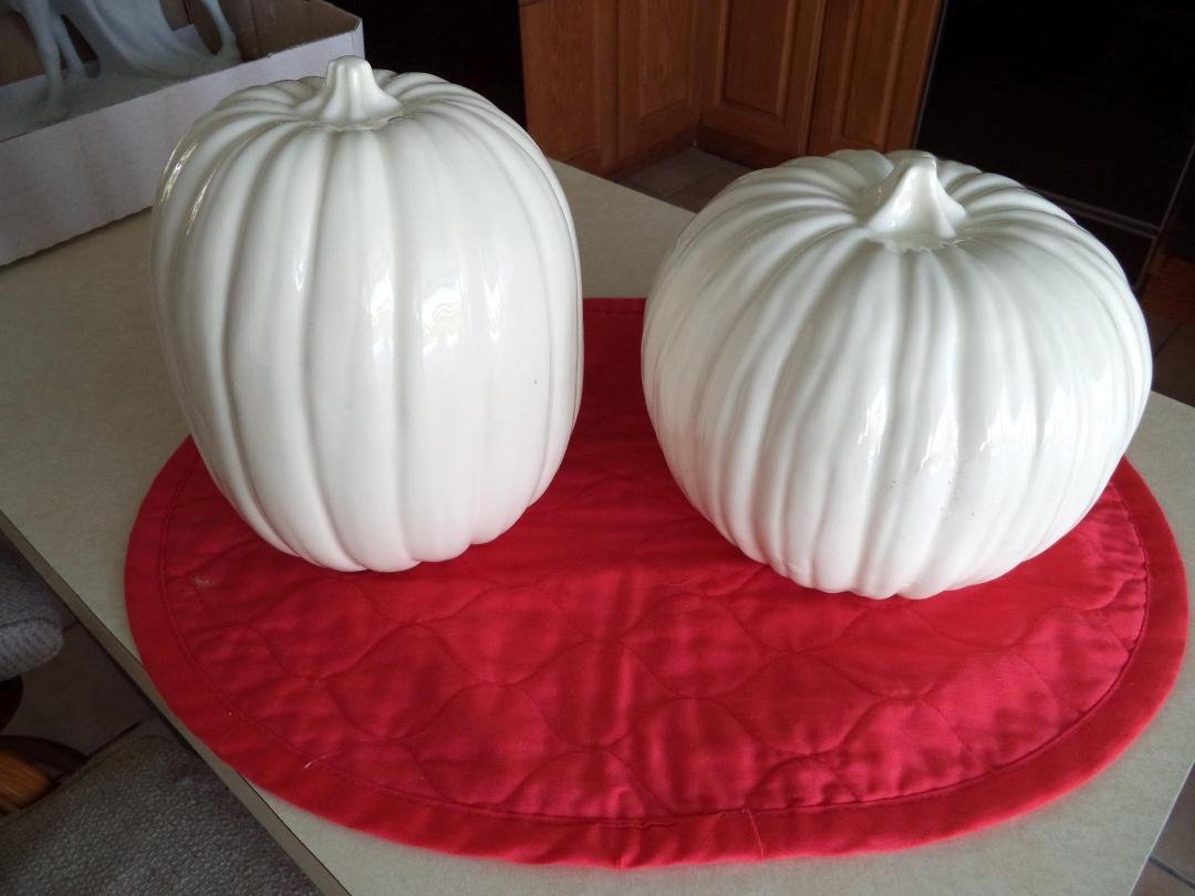 Looking at Allen's family all bundled up, and my Honey texting me his temperature of 56 degrees in Pa yesterday, it tells me fall is almost here, so today I will be pouring mote pumpkins that are most looked for and sold ou