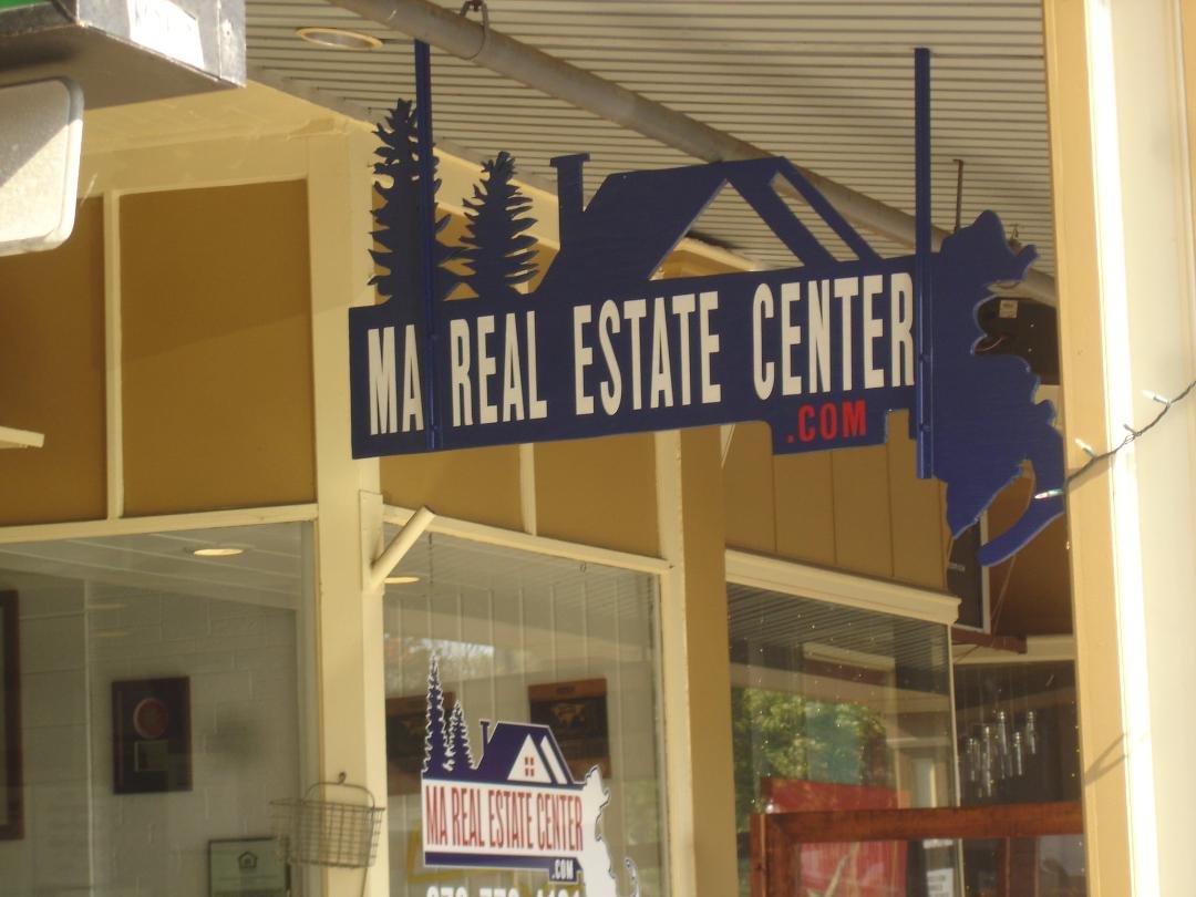 Ayer Real Estate Summary from 1/1/2021 to date: There have been 28 MLS single family home closings. The new Ayer residents paid an average of $442,876 to move into town. The highest dollar sale was 50 Deer Run at $950,000.
