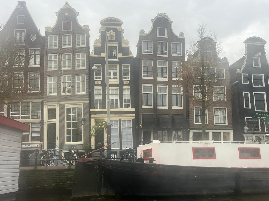 Dancing houses