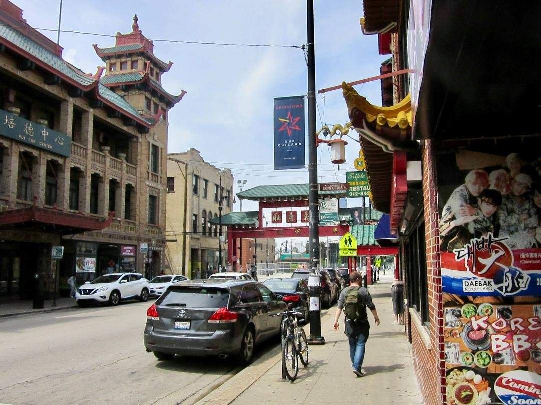 On the left is the Chinese Pui Tak Center. Formaly the On Leong Building. This was the second Chicago location of the powerful On Leong Merchants Association.