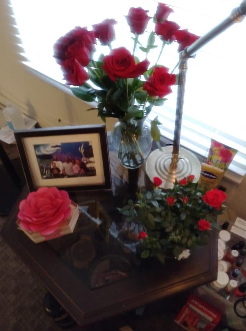 Do you think that my family knows how much I LOVE roses?? 👀👀👀😄😄