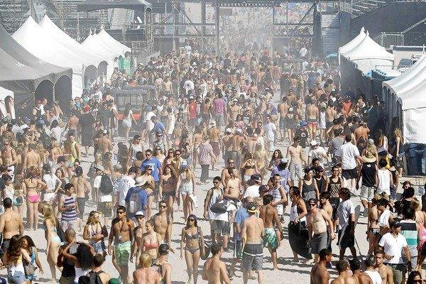 dpt-usopen-3

[Thousands of spectators take in the scene during opening day of the U.S. Open of Surfing held at Huntington Beach Pier Saturday, July 28.] *** [] Daily Pilot