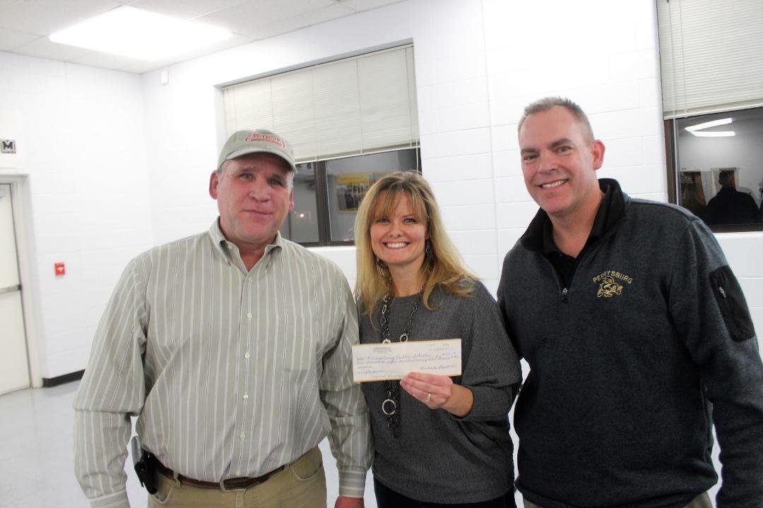 Many thanks to the O-Deer Diner in Perrysburg for the contribution of $2,825 from the weekly Commodore Cruise-In to the After Prom Committee. More than $14,000 has been contributed over the past 5 years! Pictured L to R: Ri