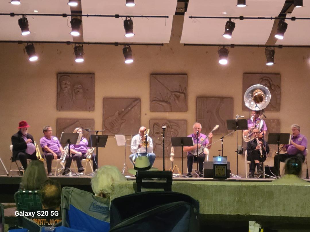 One last concert in Veterans Park for this fall. King Crawdaddy and the Mudbugs.... every toe in the park is tapping.