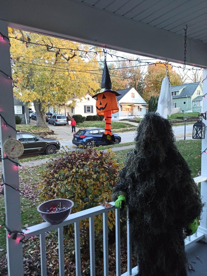 Jim waiting for the last group!🎃🎃🎃