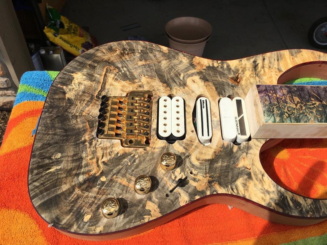 So this is the burl / mahogany body.....just an insane beautiful wood!!