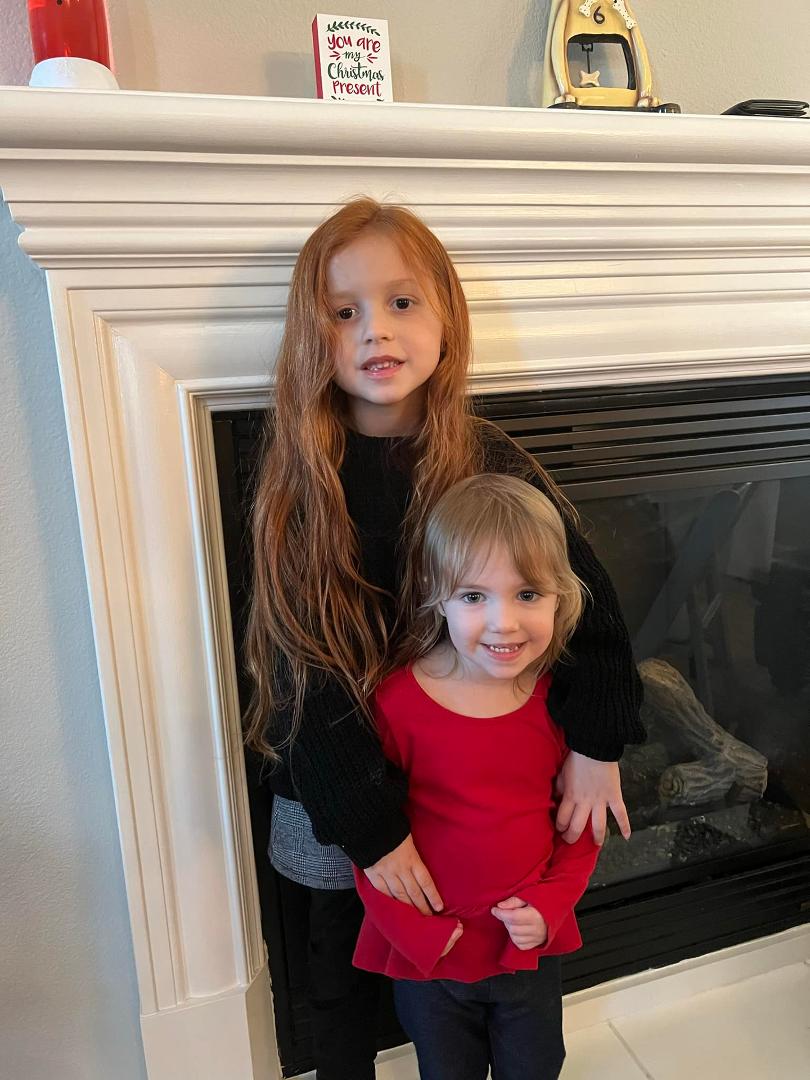 Our great niece Aubrey and our great grand daughter Oaklee. We had 33 relatives over for our annual Christmas Party last Saturday. First one since covid.