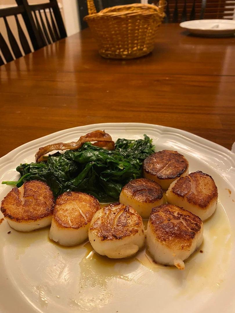 Sarah Jacobs is working in DC tonight. Left to my own devices, It’s pan seared scallops and fresh spinach I cooked in bacon. Listen to Sarah on the WTOP FM app. She sounds great.