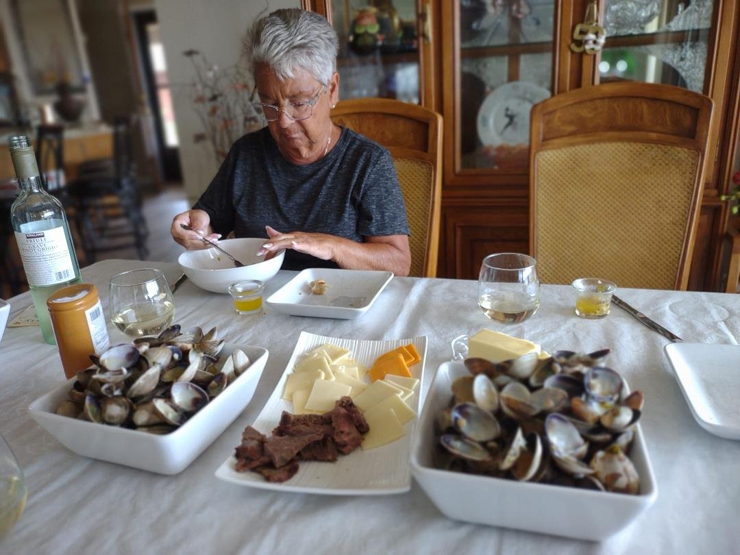 Phyllis' having clamsat Gary and Diana home in Belfair, WA.