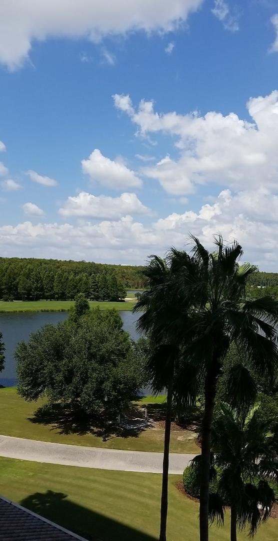 Just hanging out while Elaine is working.  This is not a bad place to just chill. 😎