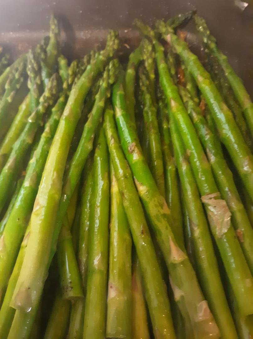 LOVE asparagus from WW and the weekend!
Garlic, olive oil and a Mike's hard ❤❤