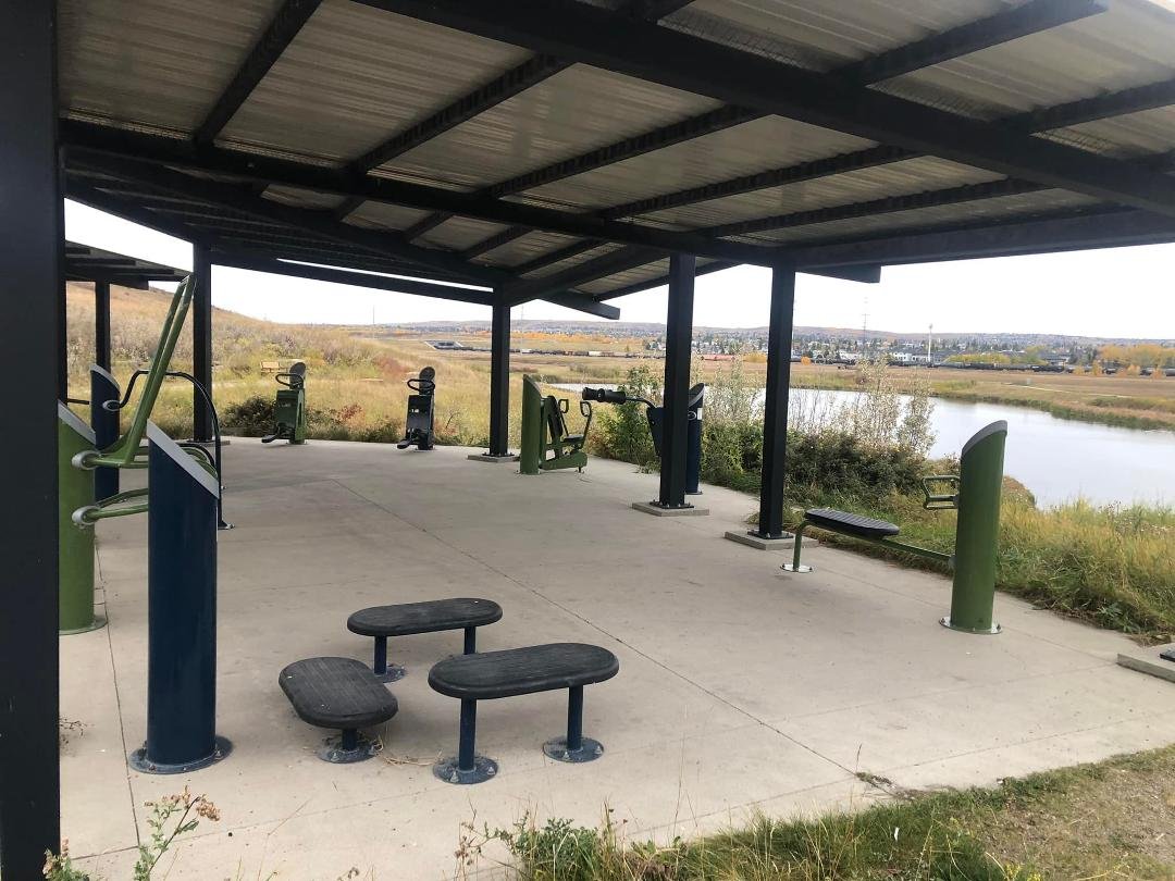 This is a very effective work out area that I included in my 40km bike ride this morning. It’s located south off Country Hills Boulevard and 14 St NE in Calgary. There’s usually ducks and geese on the pond.