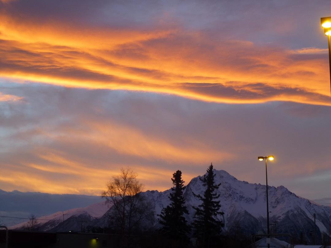 Here it is, once again, my weekend is over and I have to get ready for work again... in the mean time here is a pic I got on Monday morning over Palmer looking at the Pioneer Peak around 10:30 AM... hope you all like it as