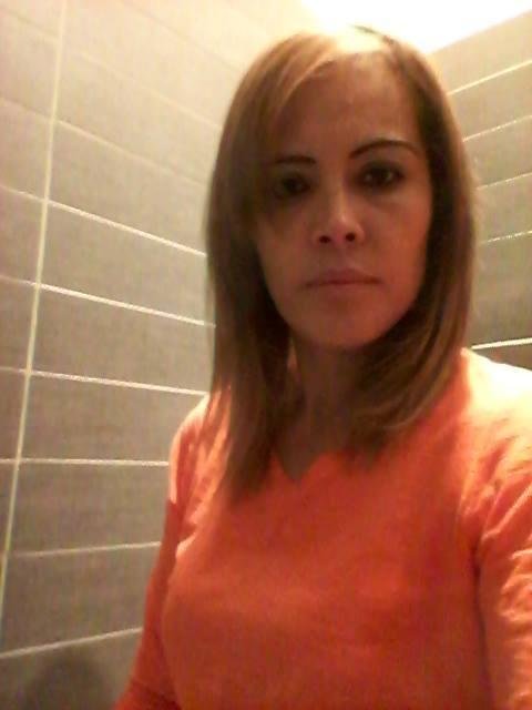 Cansada desvelada después de trabajar anoche y que noche .enfin pues aqui acabandome de despertar apenas .si como lo oyen que floja verdad. Pero no es porque este de floja no eso no .estoy desvelada salimos del trabajo als