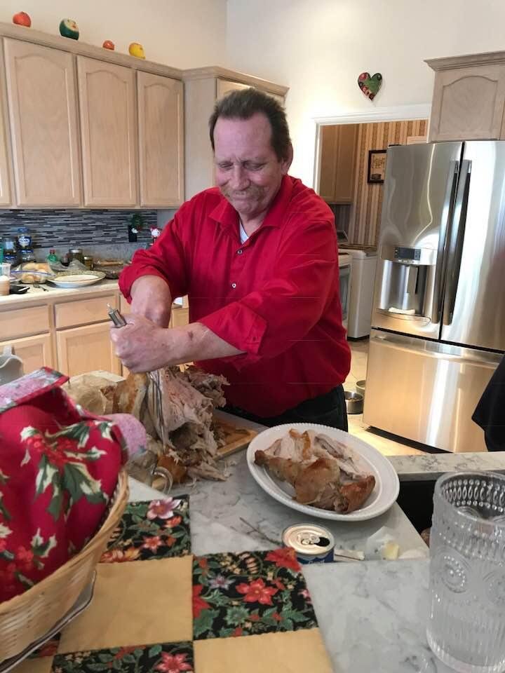 Hi!Ho!Ho! Merry Christmas 🎄🎁
My brother Gregg carving the turkey for dinner 🥘
Ummm ummm Good😊