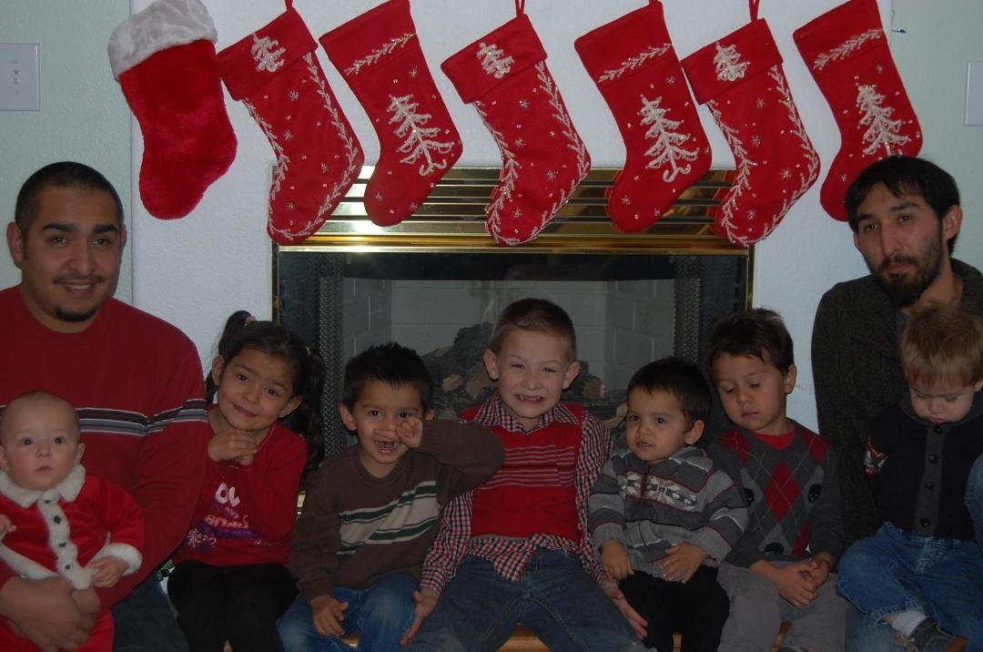 Merry Christmas from Colorado to all family is Texas.
First Picture from left to right... Hugo Jr (31), Avery (6mo), Ariana (4), Aiston (3), Anthony(7), Aaron (2), Mico (3), Xavi (2) and Mario (29).
Second picture... Grandm