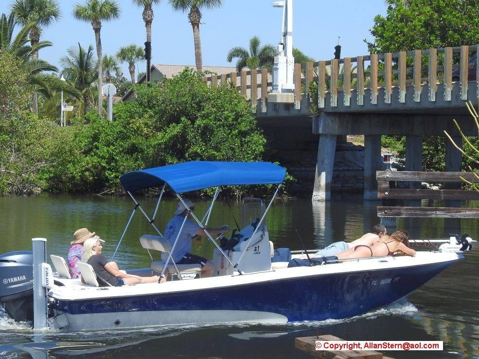 It is a beautiful day for boating here in Florida today, and the boat traffic in the Grand Canal is non-stop.
(Satellite Beach FL, 27 May 2017).