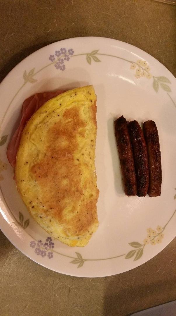 It has been a LOOONG time since I posted my omelet pics. I was up late last night and am just now (13:00) sitting down to breakfast. Today it is 3 maple sausage links, a 3-egg omelet with sharp cheddar, chipped ham (Pittsbu