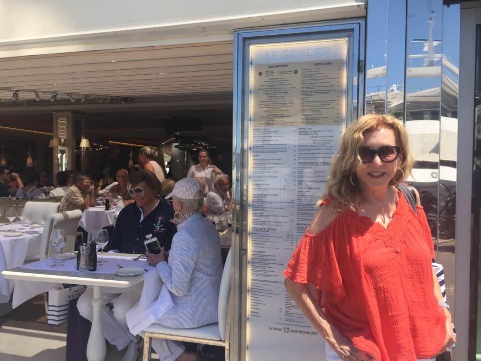 Elvis in the corner
Hiding in Saint Tropez