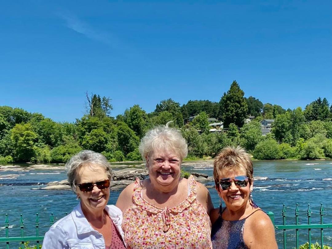 I had such a nice lunch with two of my dear & wonderful friends. Thanks, ladies for making it spectacular. It was beautiful having lunch by the Willamette River