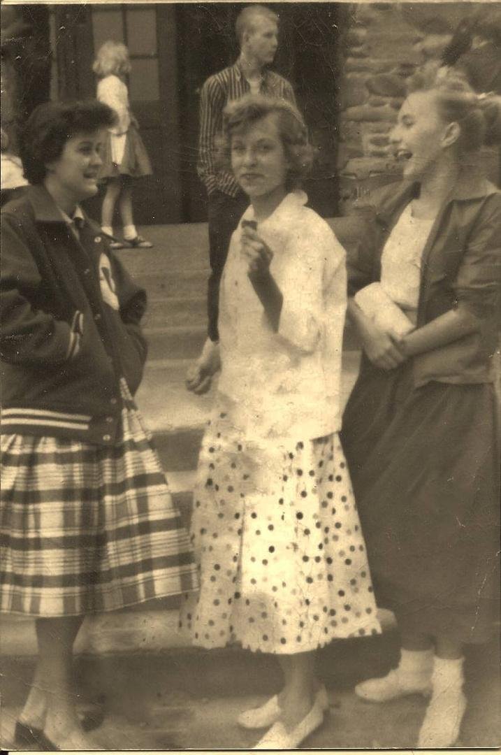 The little blonde girl in the back is Mary Newman. The guy in the back is Bill Gillian. The three girls up front are Wilma Jean Compton, Wilma Ogle and Jane Vineyard (Jane Weaver).