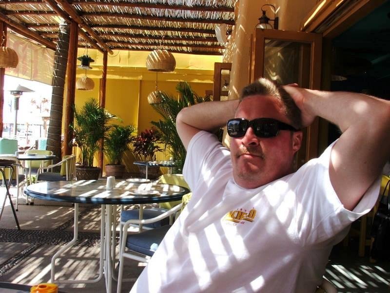 Cabo San Lucas, 5/06.
I'll have another cerveza & meet you right here!