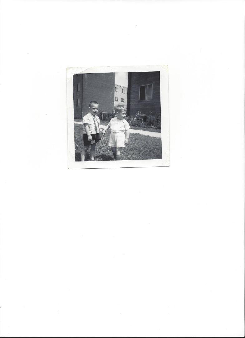 Devinez qui sont ces deux enfants adorable.  Guess who these 2 adorable boys are?