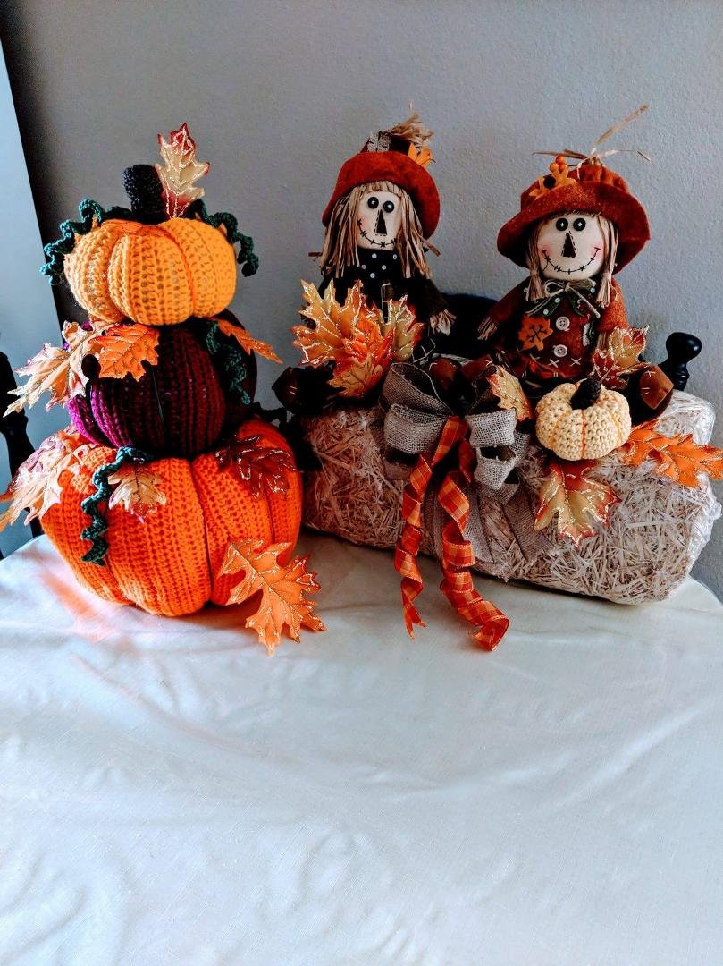 Happy Fall Y'all!
I made this for Fall,and for something to do.