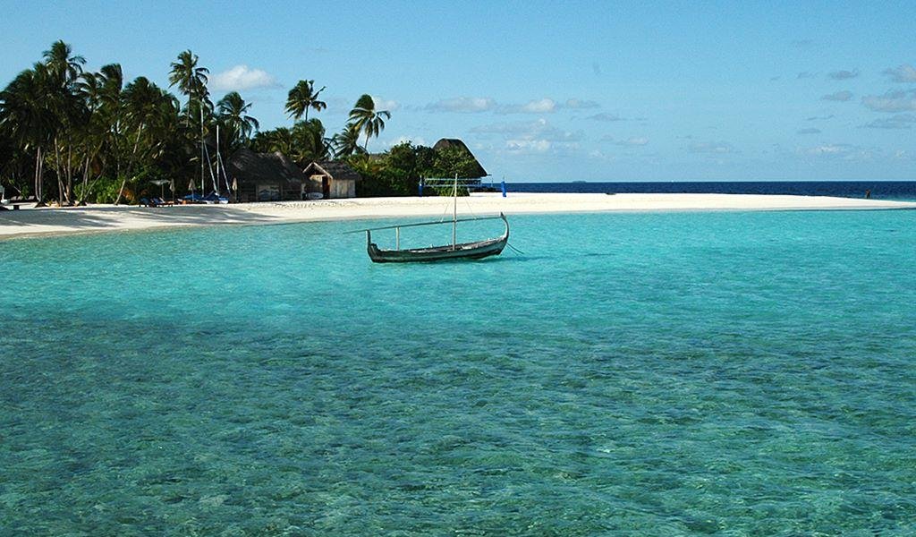 Nice warm beach and sunsand water