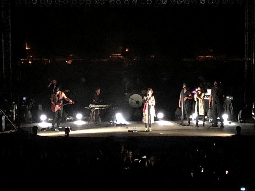 Lauren Daigle is on stage.