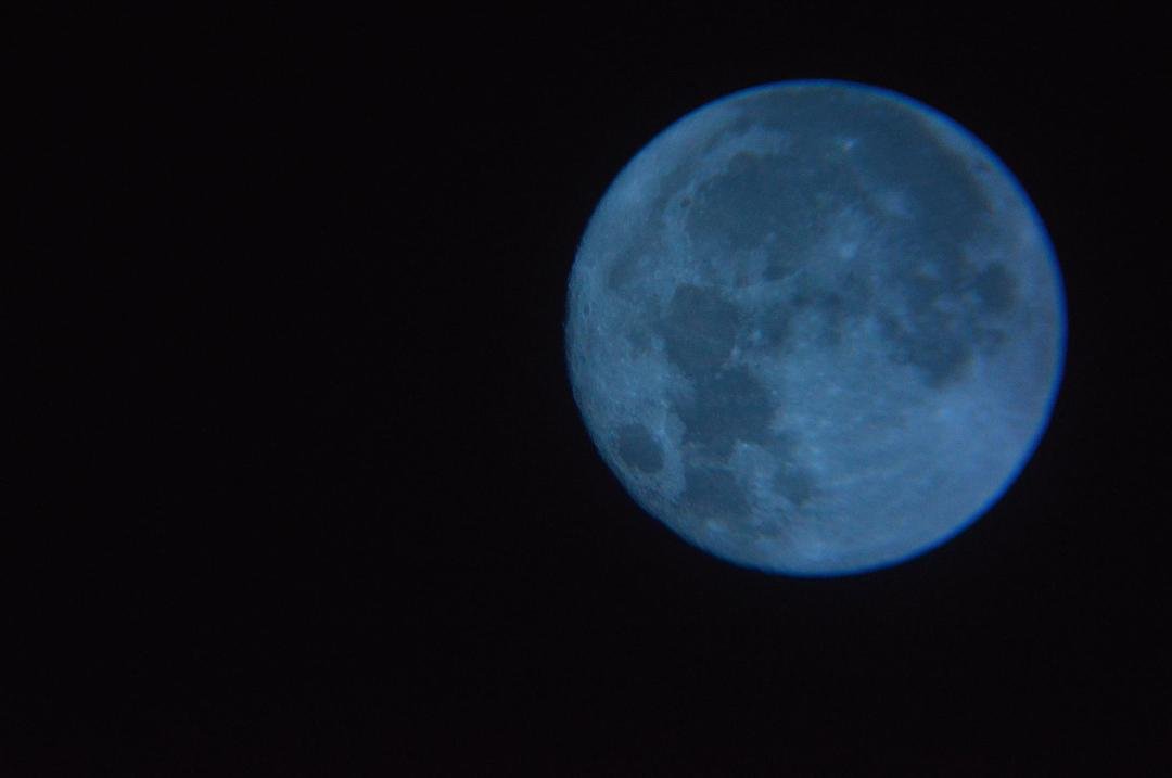 My son-law took this picture of the moon last night