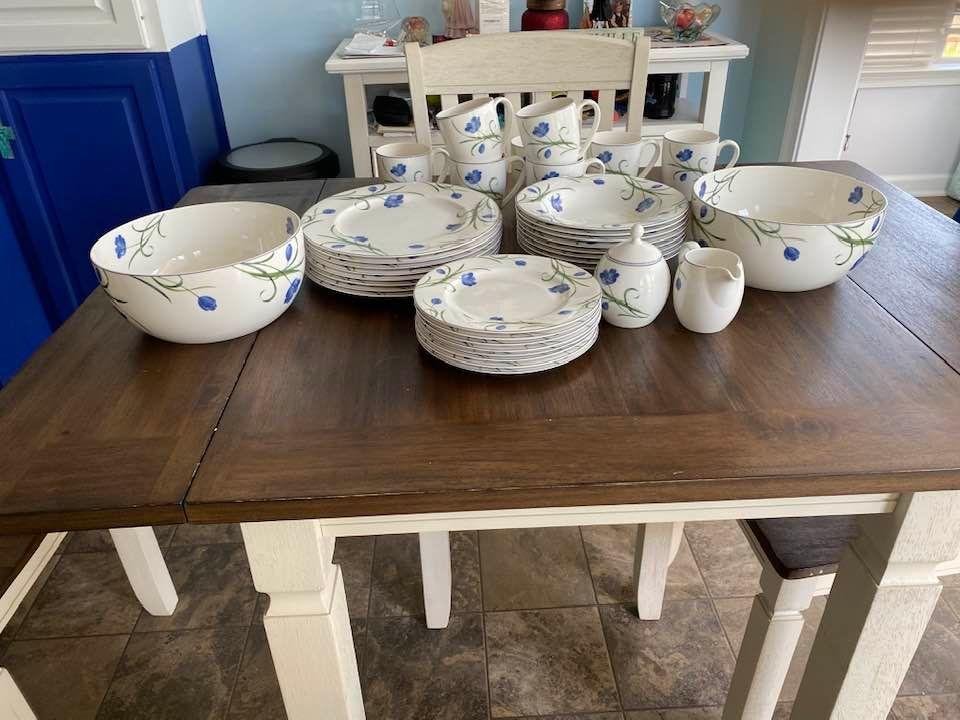 For sale, place setting of 8, Mikasa make.oven µwave safe. Dishwasher safe has two servings bowls.