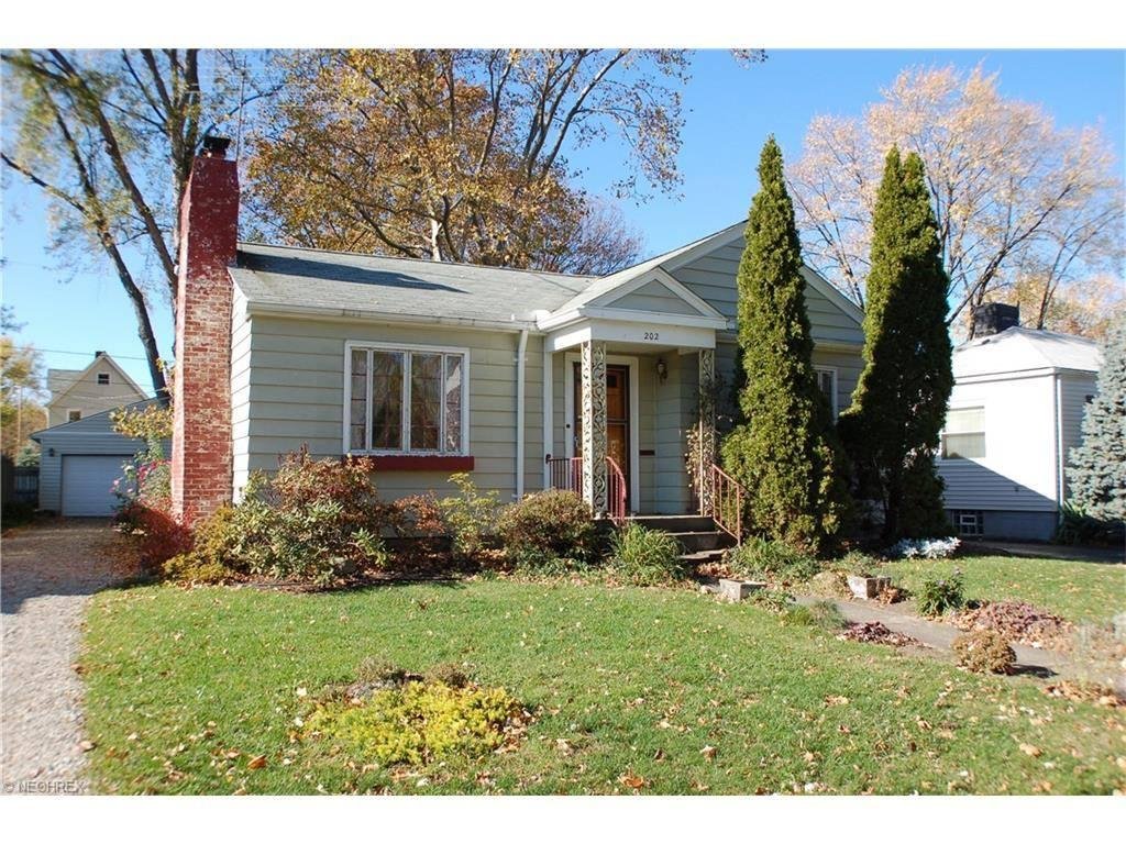 Just SOLD 202 Brandtson Ave. Elyria. Are you or someone you know looking to Buy or Sell? If so , keep us in mind.