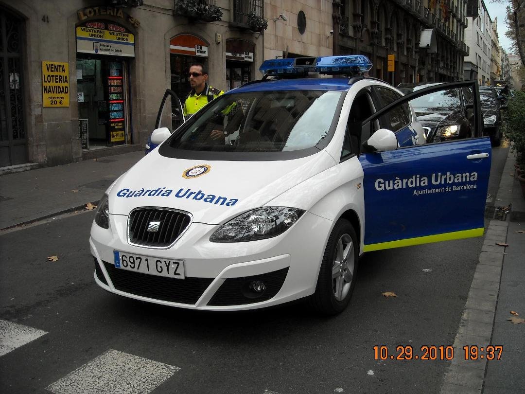 Why aren't our police using Chev Cruze's or Ford Focus Hybrids, instead of the huge gas guzzlers?.Check-out the Barcelona police car.