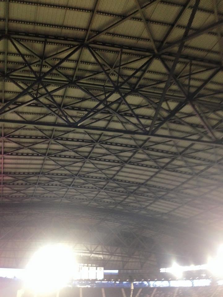 Cause it's raining a little they closed the roof